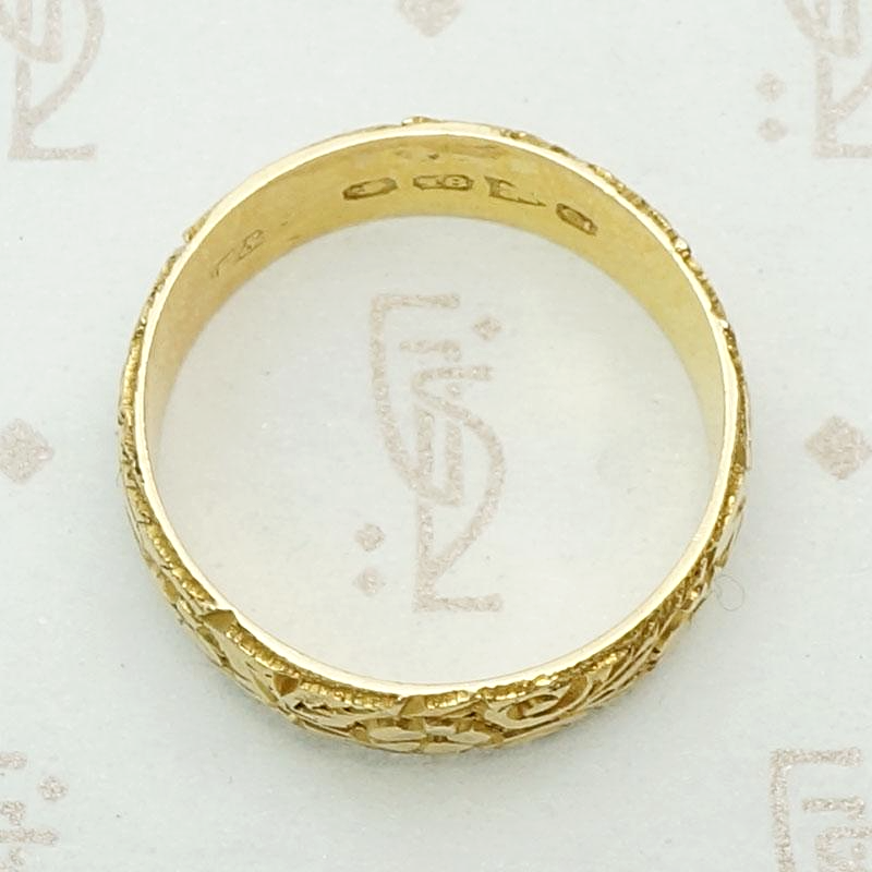 Heavily Engraved English Cigar Band in 18ct Gold