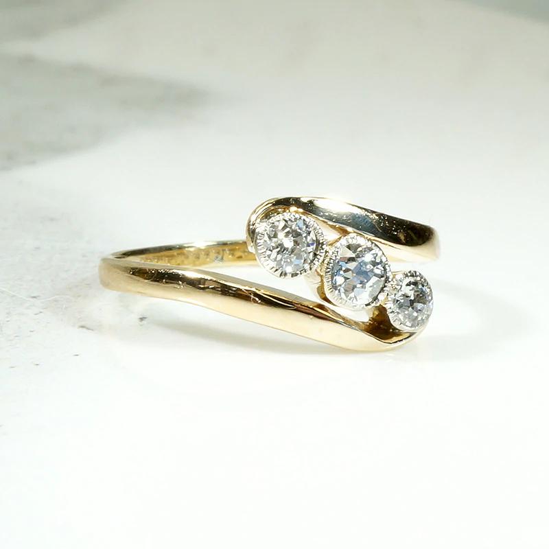 Elegant Crossover Trilogy Diamond Ring