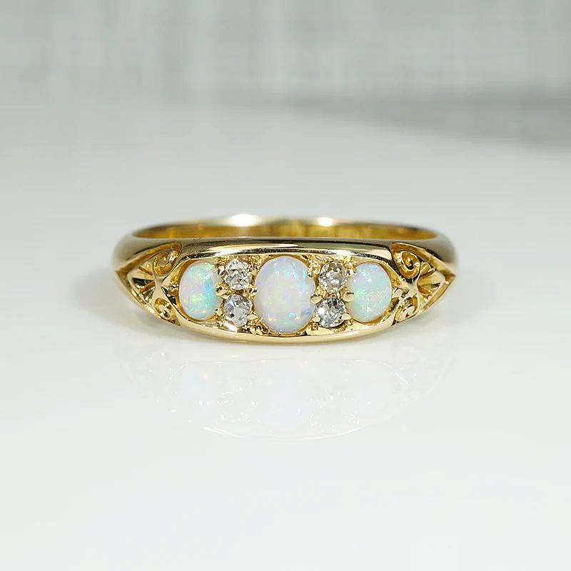 Luxurious 18ct Band with Opals & Rose Cut Diamonds