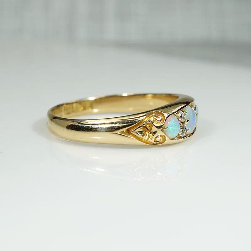Luxurious 18ct Band with Opals & Rose Cut Diamonds