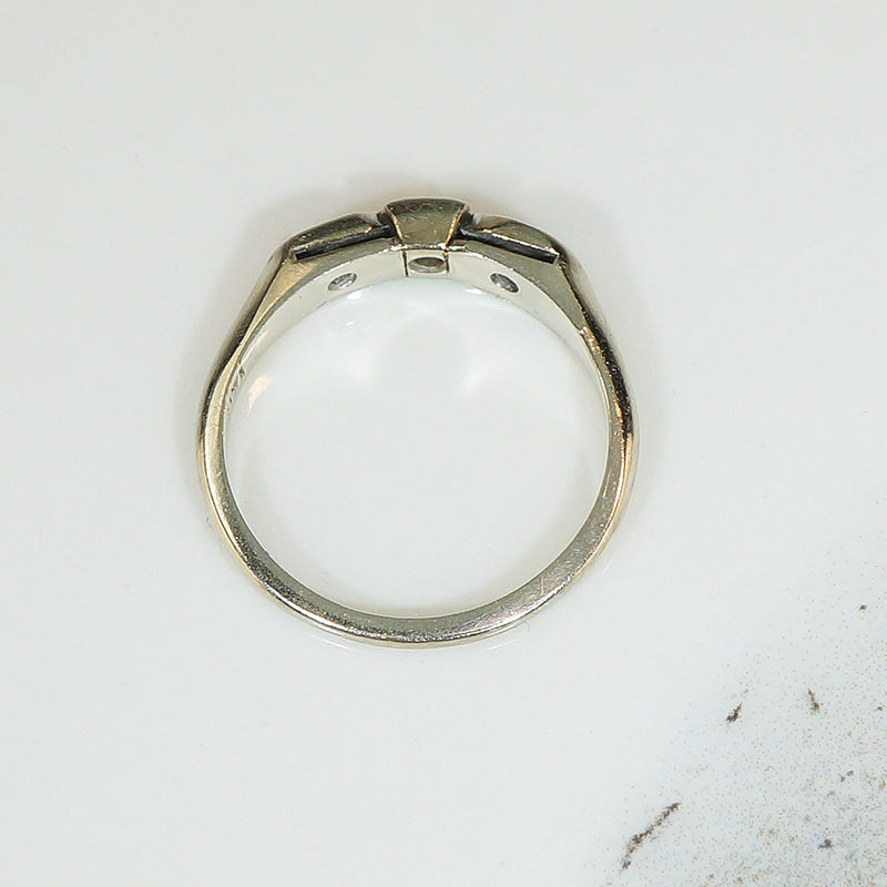 Shapely Retro Three Diamond Wedding Band