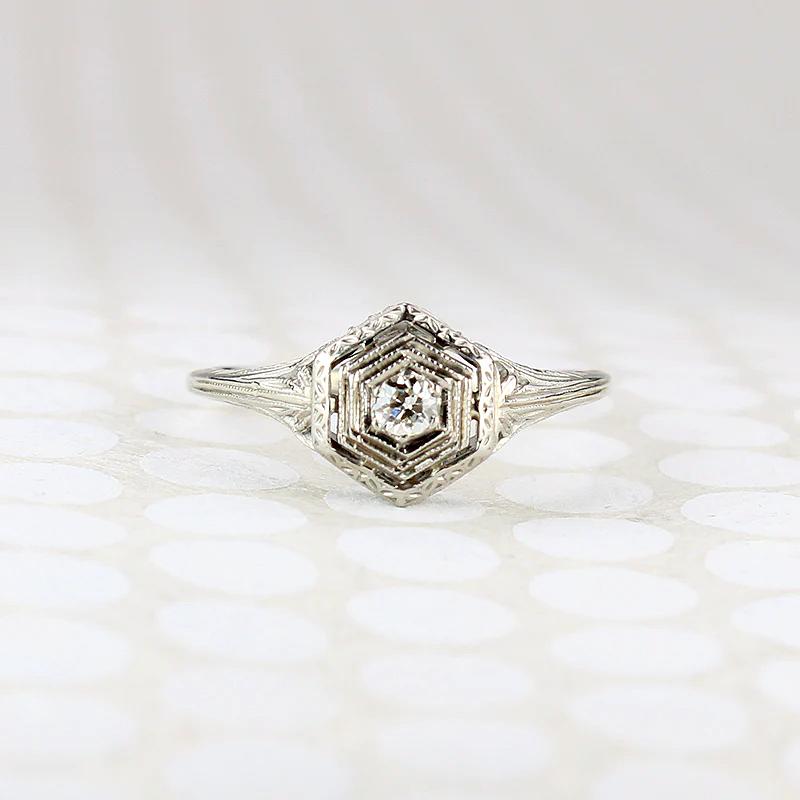 Graceful 18k White Gold Filigree Diamond Solitaire Ring