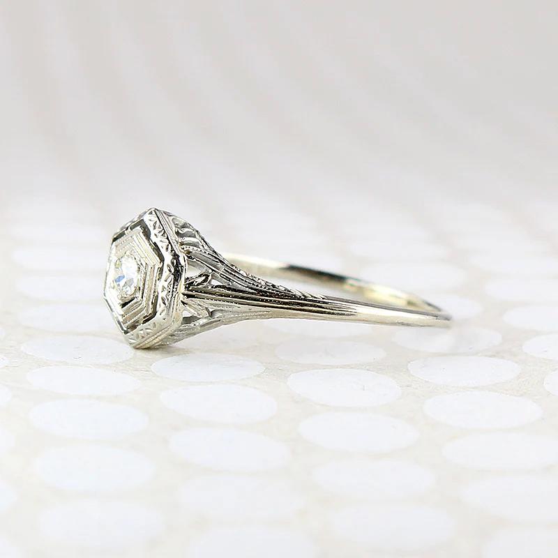 Graceful 18k White Gold Filigree Diamond Solitaire Ring