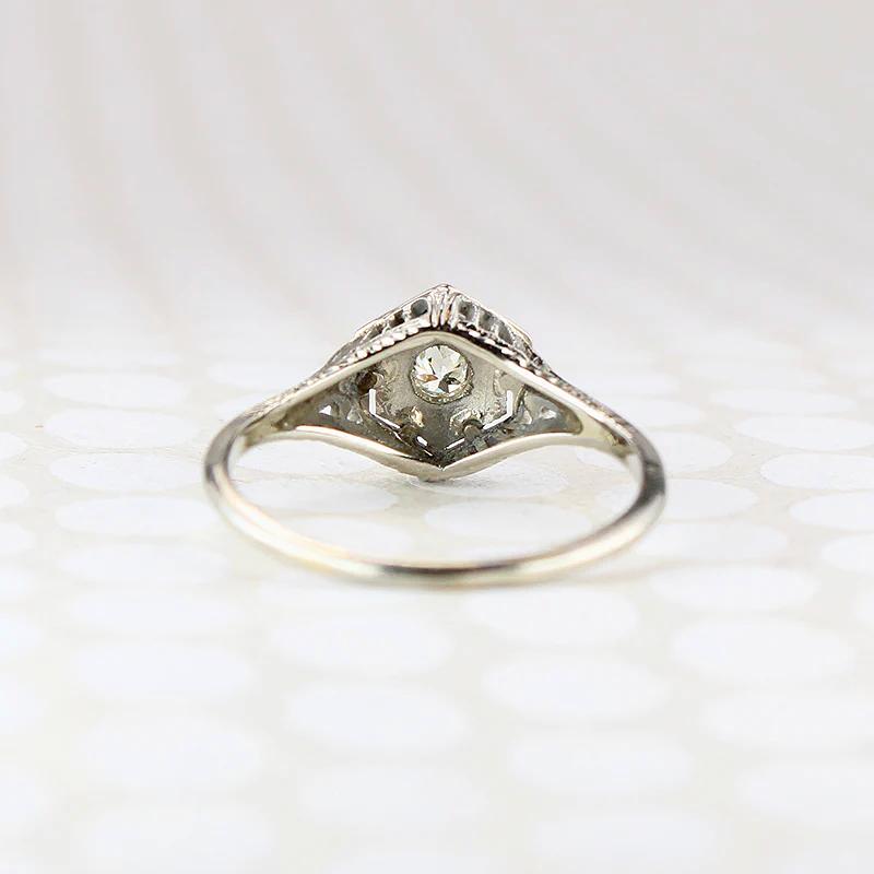 Graceful 18k White Gold Filigree Diamond Solitaire Ring