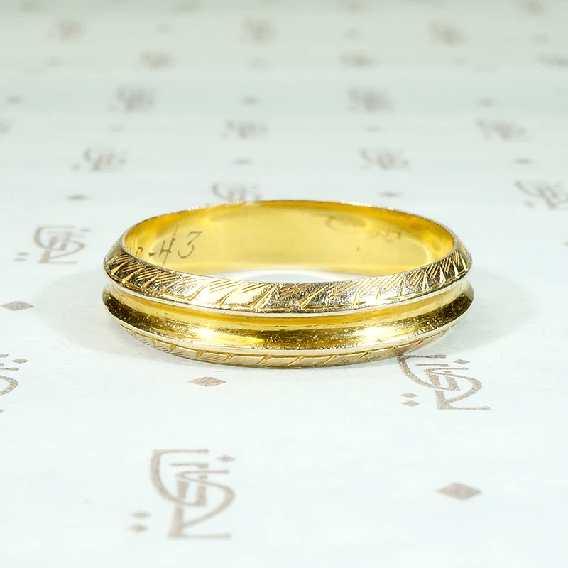 Wonderful Grooved & Engraved Vintage Gold Wedding Band
