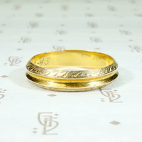 Wonderful Grooved & Engraved Vintage Gold Wedding Band