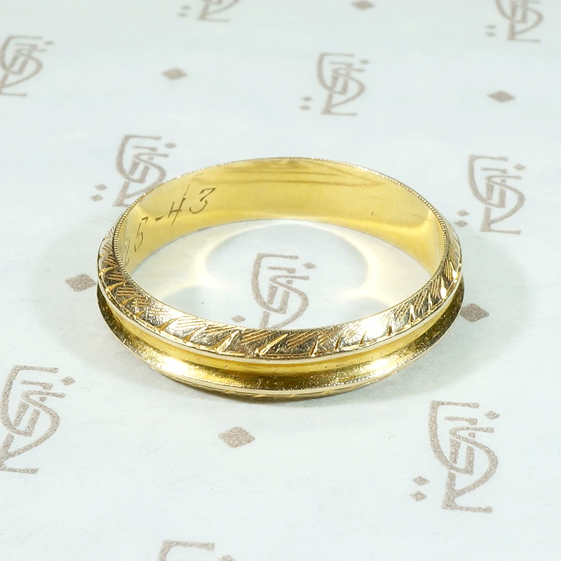 Wonderful Grooved & Engraved Vintage Gold Wedding Band