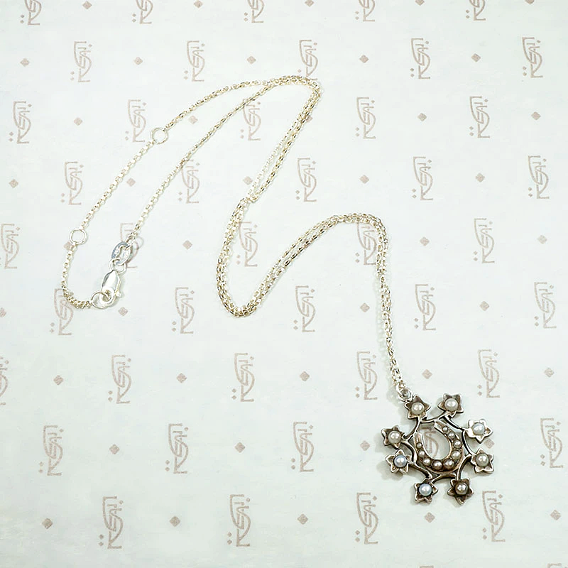 Horseshoe & Wreath Pendant in Pearl-Set Silver 