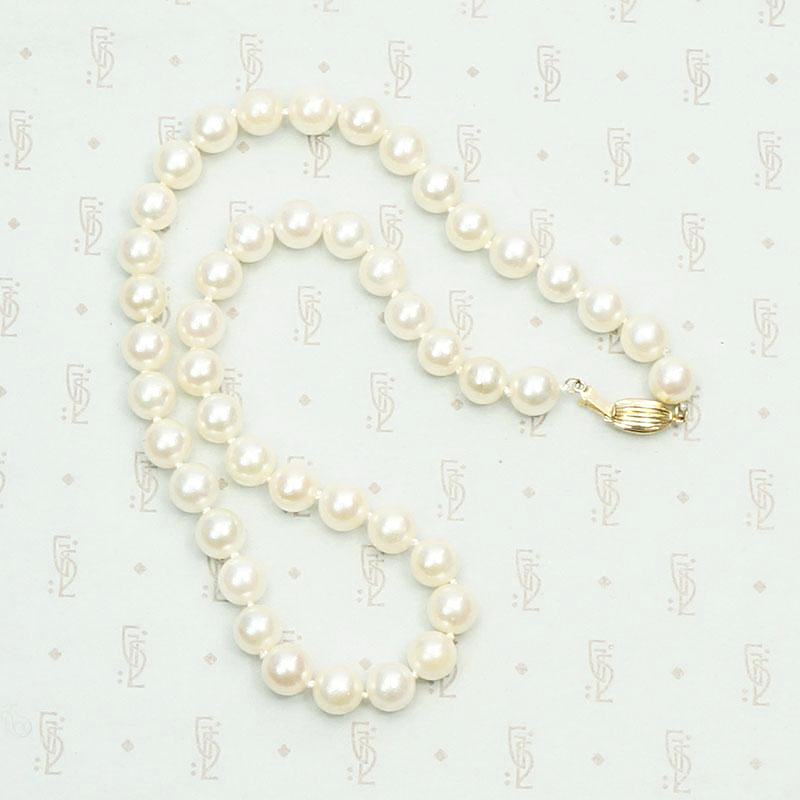 Classic Vintage Lustrous Pearl Choker. Detail view.