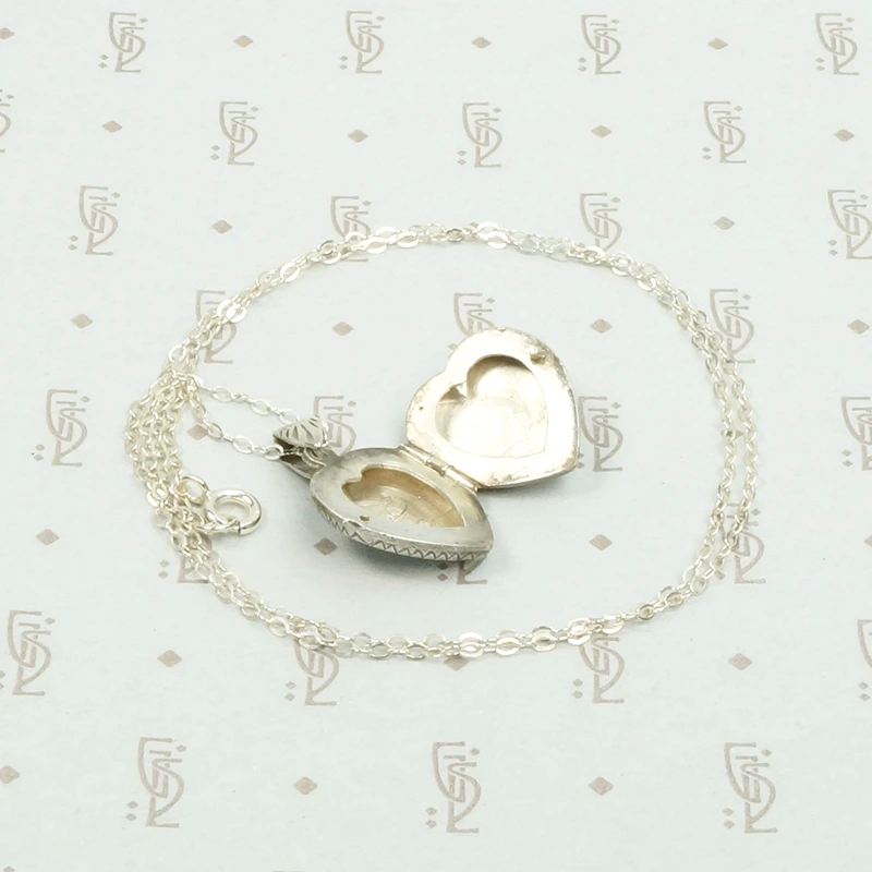 Sweet 1970s Silver Heart Locket