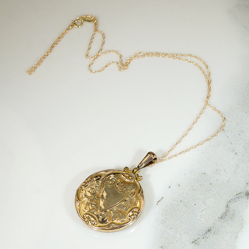Gorgeous Foliate Engraved 9ct Gold Locket