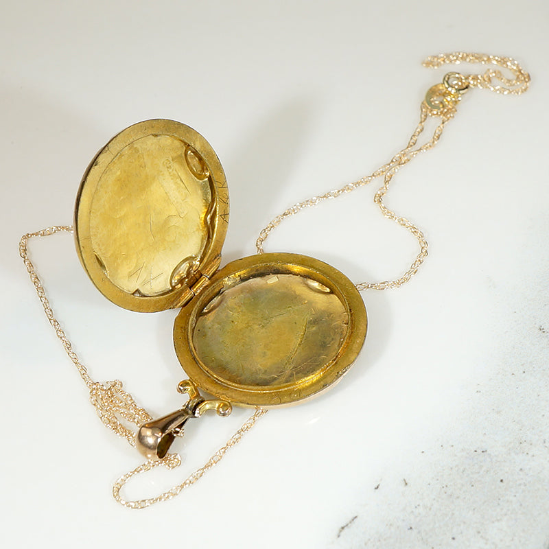 Gorgeous Foliate Engraved 9ct Gold Locket