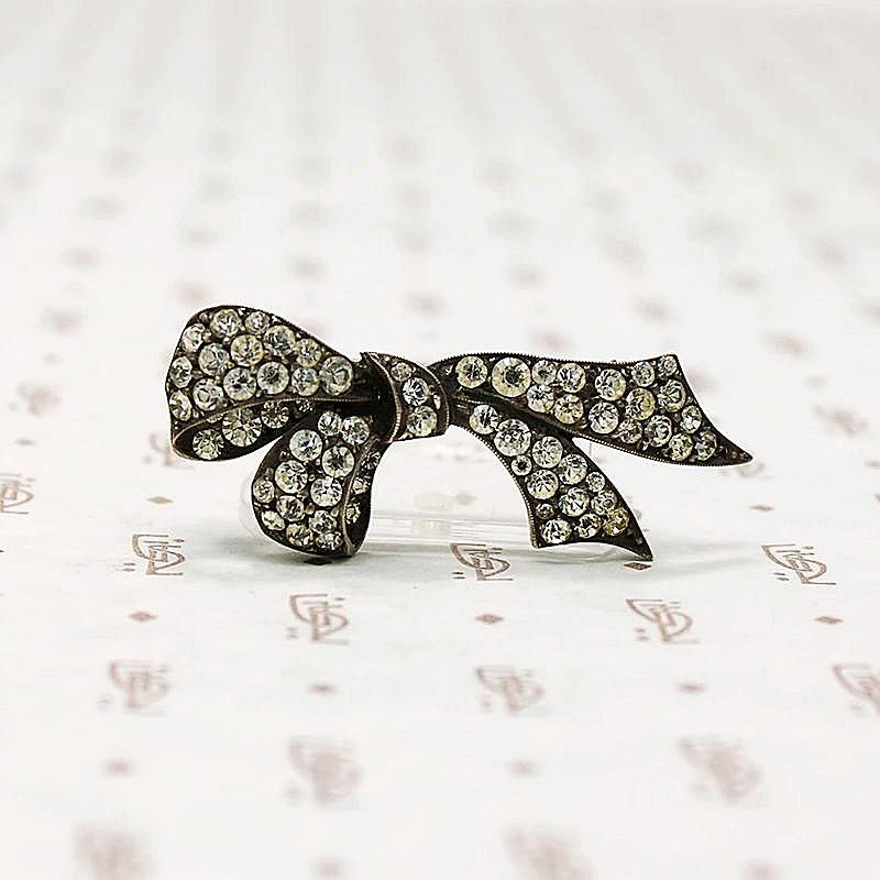 Charming Little Jaunty Bow Brooch