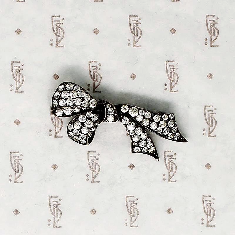 Charming Little Jaunty Bow Brooch