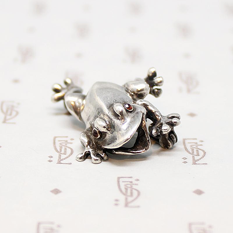 Frisky Little Tree Frog Pin in Garnet & Silver