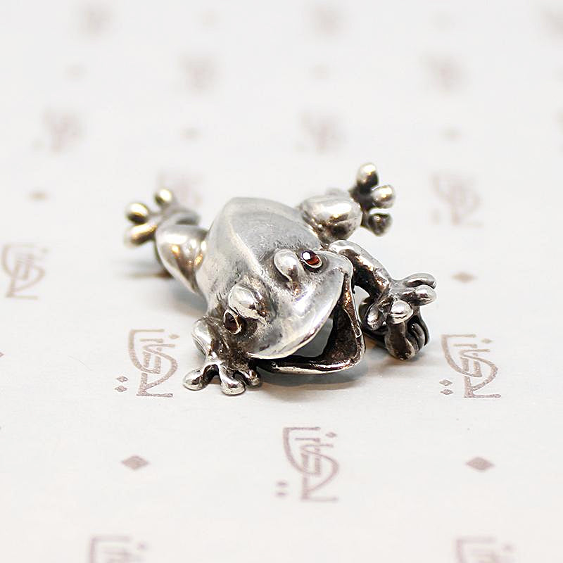 Frisky Little Tree Frog Pin in Garnet & Silver