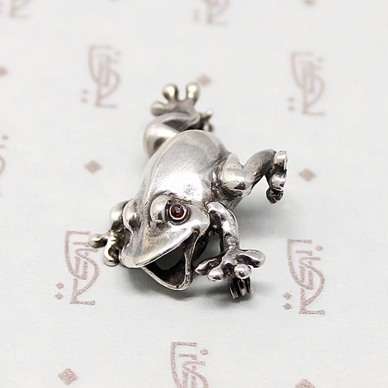 Frisky Little Tree Frog Pin in Garnet & Silver