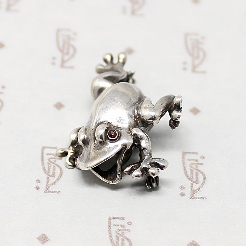 Frisky Little Tree Frog Pin in Garnet & Silver