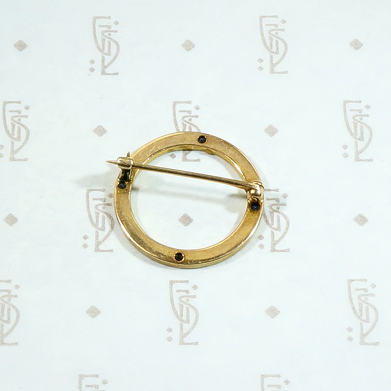 Refined Edwardian Engraved Gold Brooch with Montana Sapphires