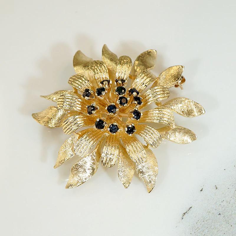 Charming 1960s Gold & Sapphire Flower Brooch