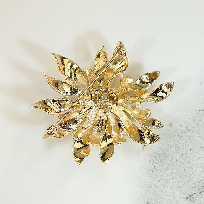 Charming 1960s Gold & Sapphire Flower Brooch