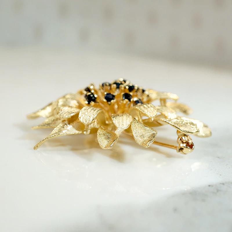 Charming 1960s Gold & Sapphire Flower Brooch