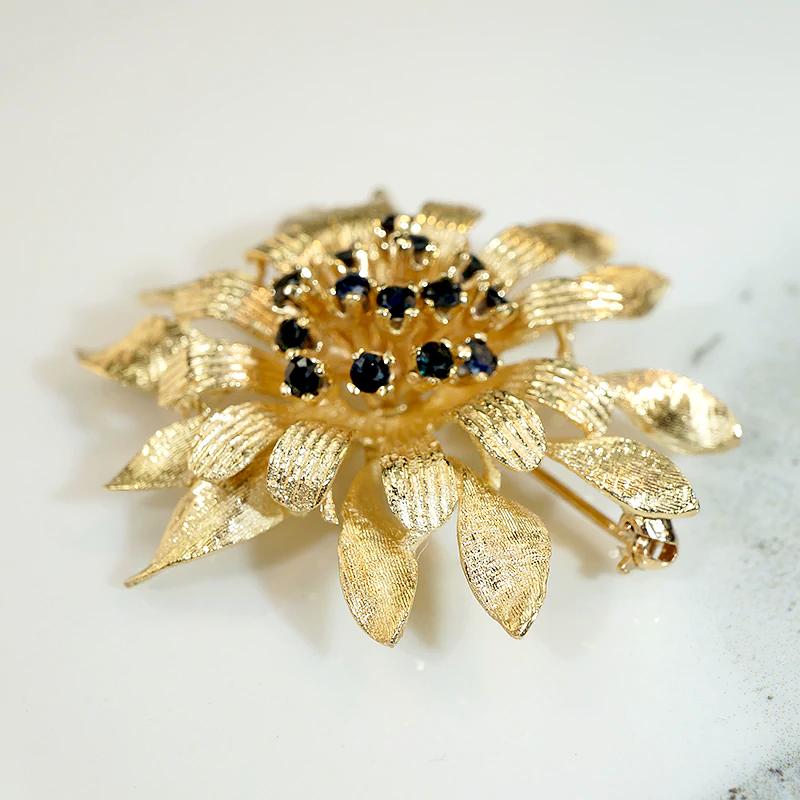Charming 1960s Gold & Sapphire Flower Brooch