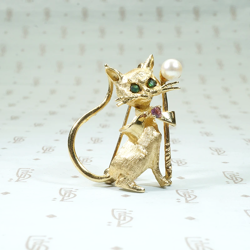 Sporty Golfer Cat Gold & Jewels Brooch
