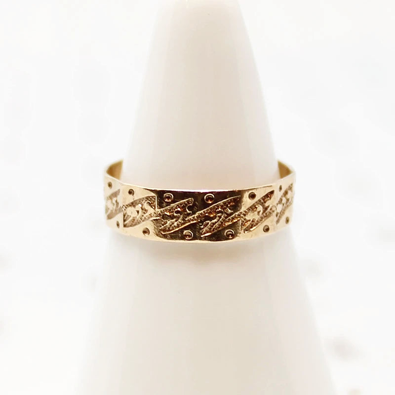 Dotty Engraved Victorian 9ct Gold Band