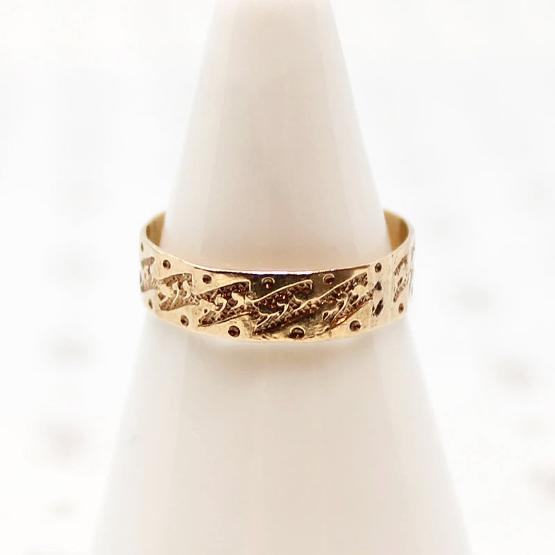 Dotty Engraved Victorian 9ct Gold Band