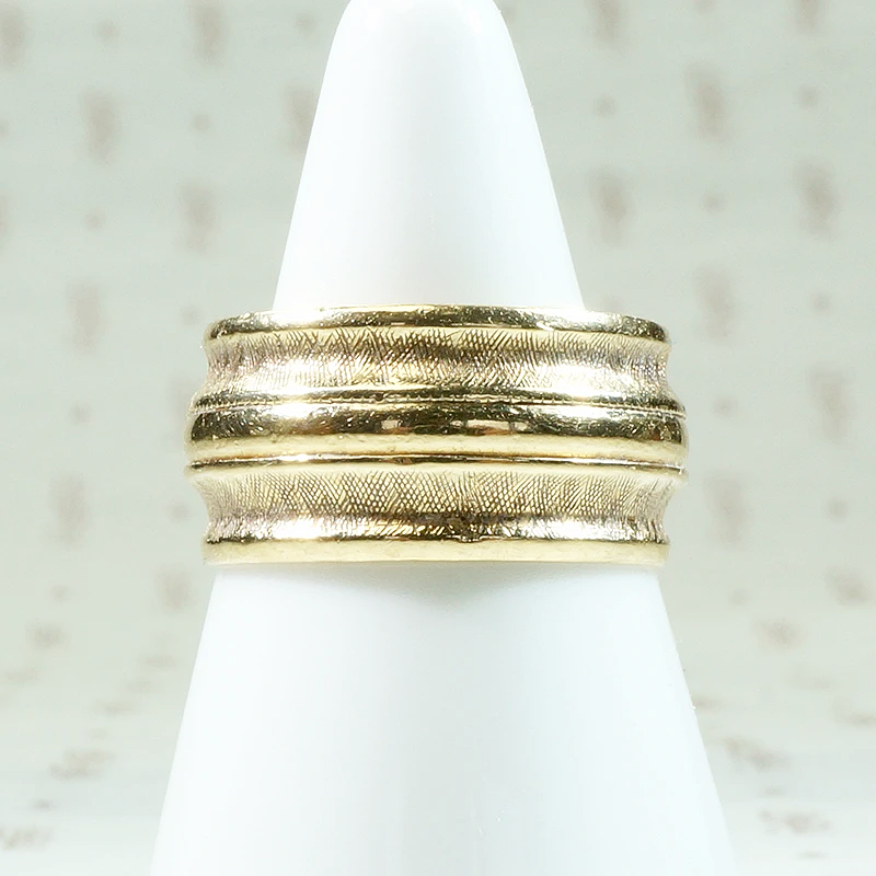 Curvy Crosshatch Wide Mid Century Gold Band
