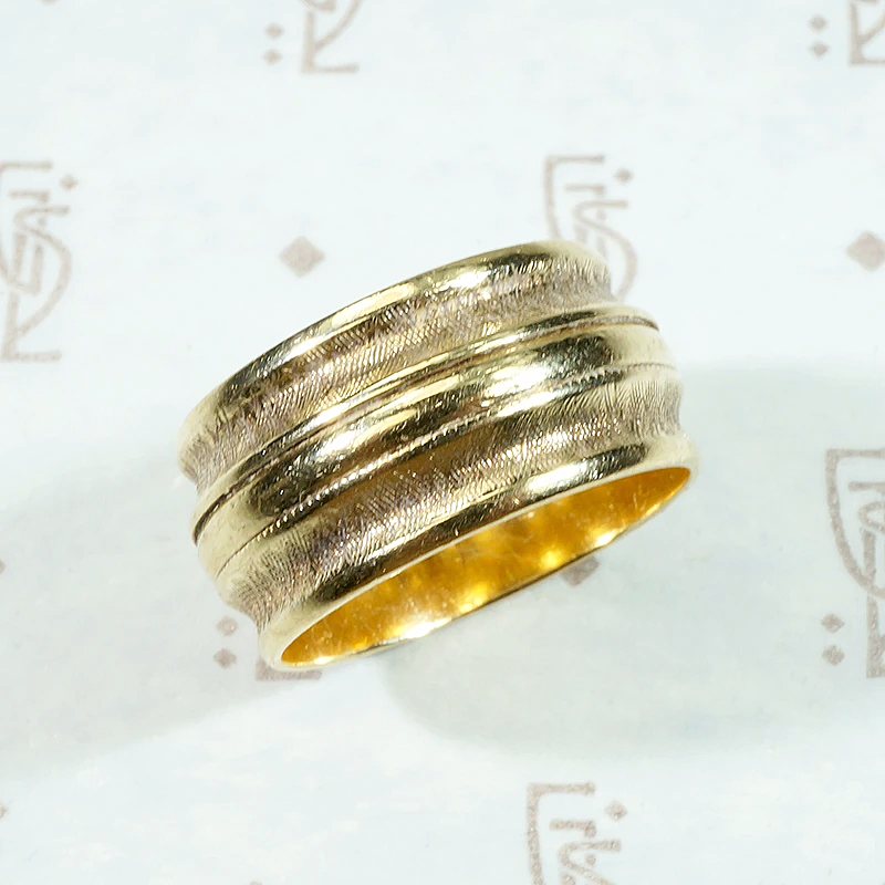 Curvy Crosshatch Wide Mid Century Gold Band