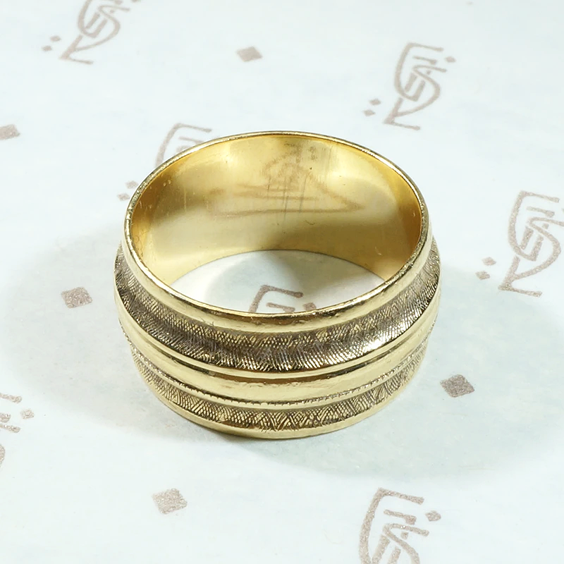 Curvy Crosshatch Wide Mid Century Gold Band