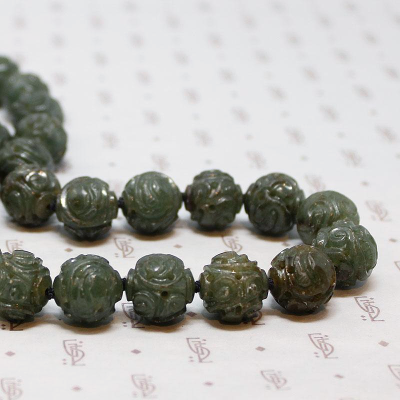 Stunning Vintage Carved Jade Bead Necklace