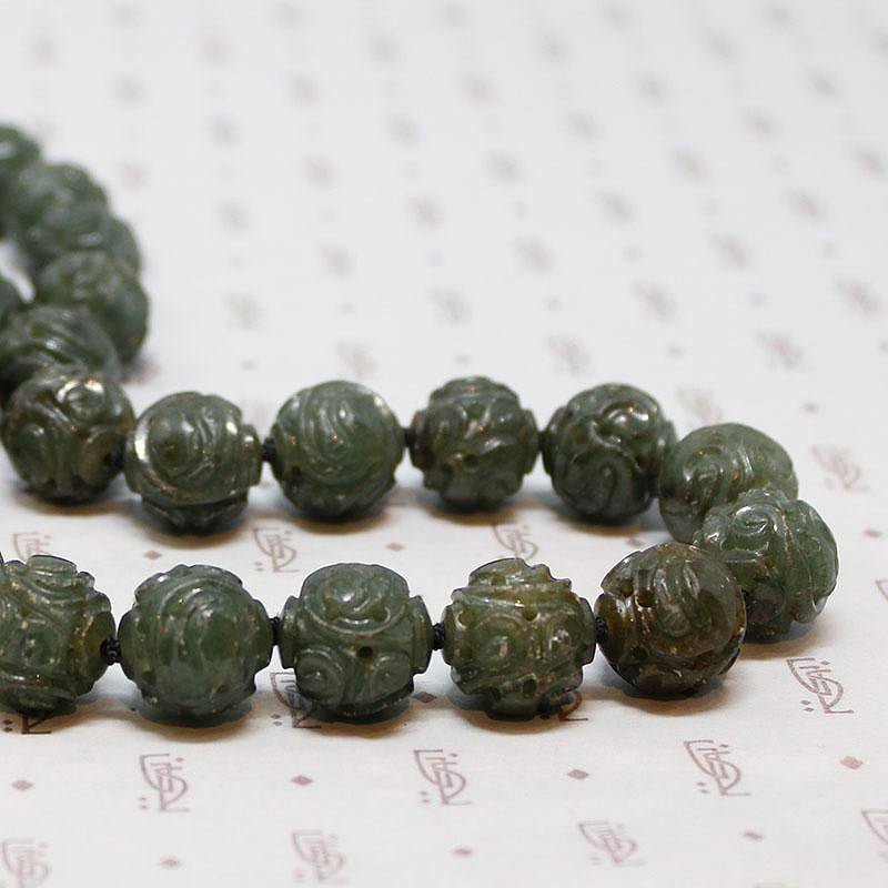 Stunning Vintage Carved Jade Bead Necklace