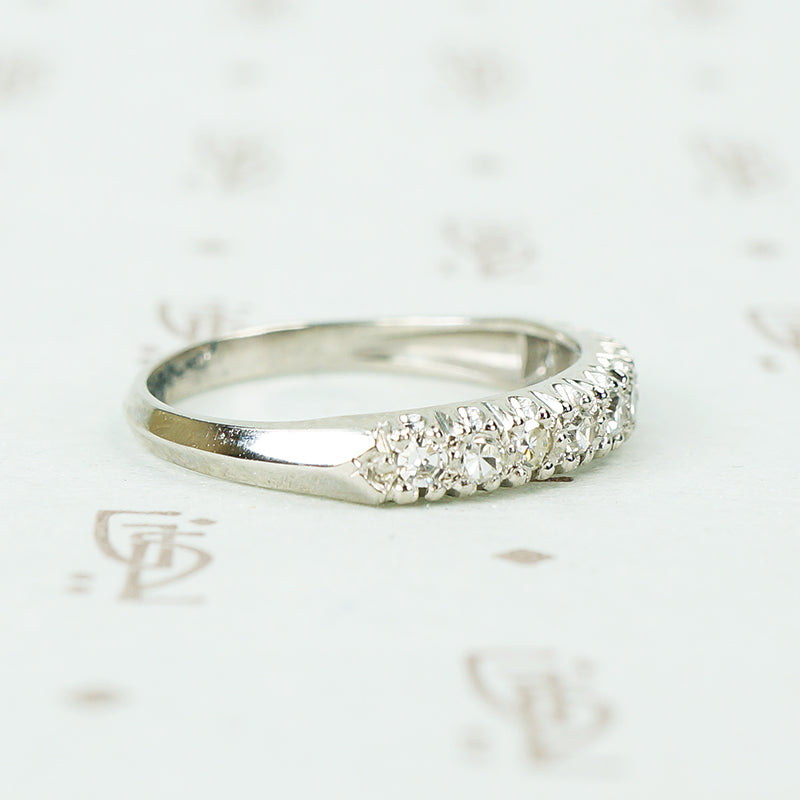 1940's 10 diamond wedding band in platinum with knife edge band side view of detail