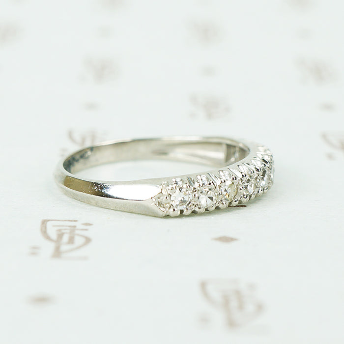1940's 10 diamond wedding band in platinum with knife edge band side view of detail
