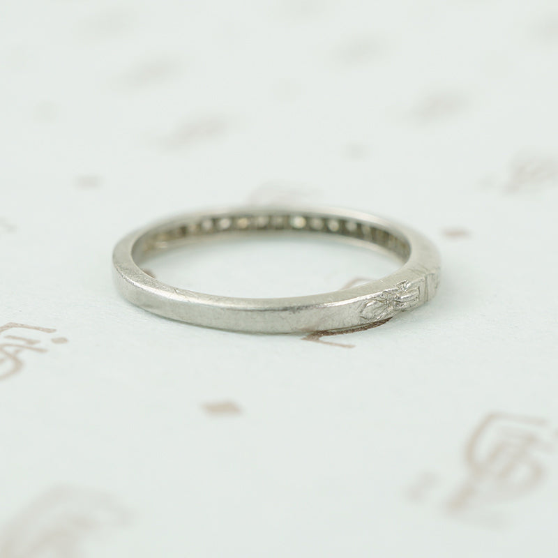 side detail of platinum and diamond band