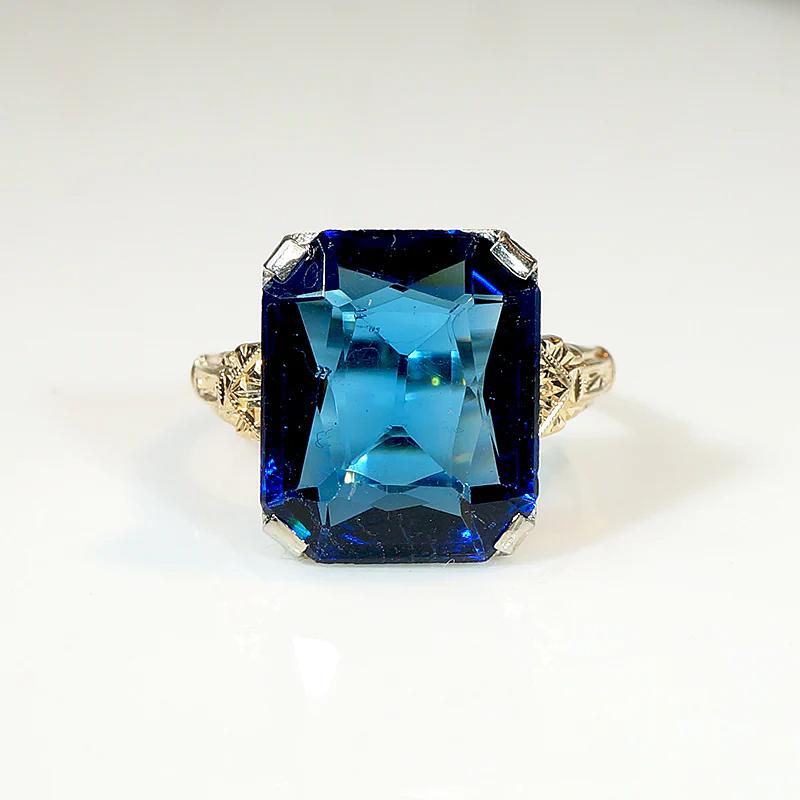 Gorgeous Sapphire Triplet in Engraved Two Tone RingGorgeous Sapphire Triplet in Engraved Two Tone Ring