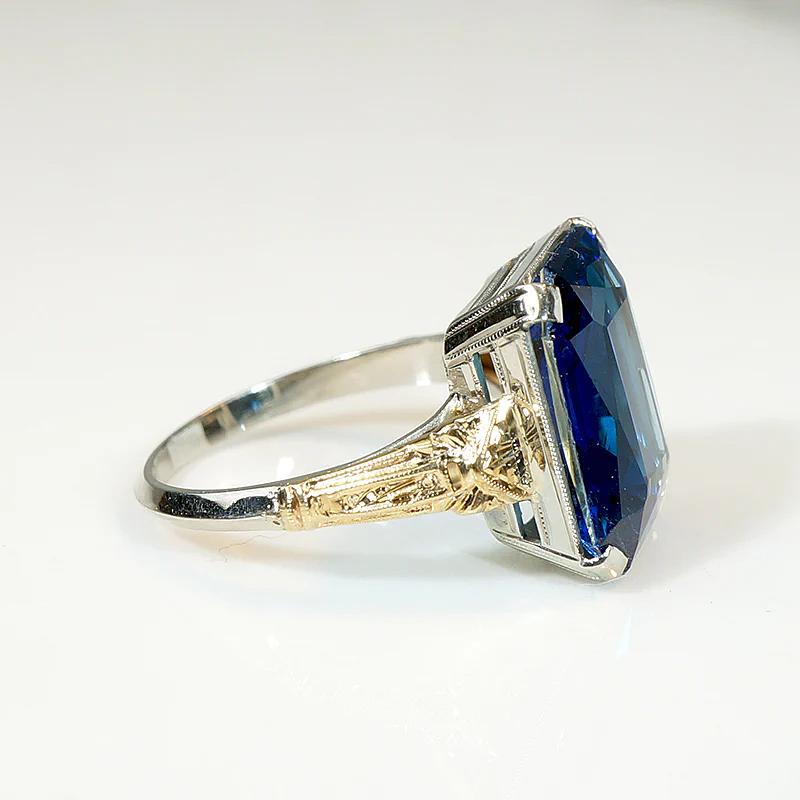 Gorgeous Sapphire Triplet in Engraved Two Tone RingGorgeous Sapphire Triplet in Engraved Two Tone Ring