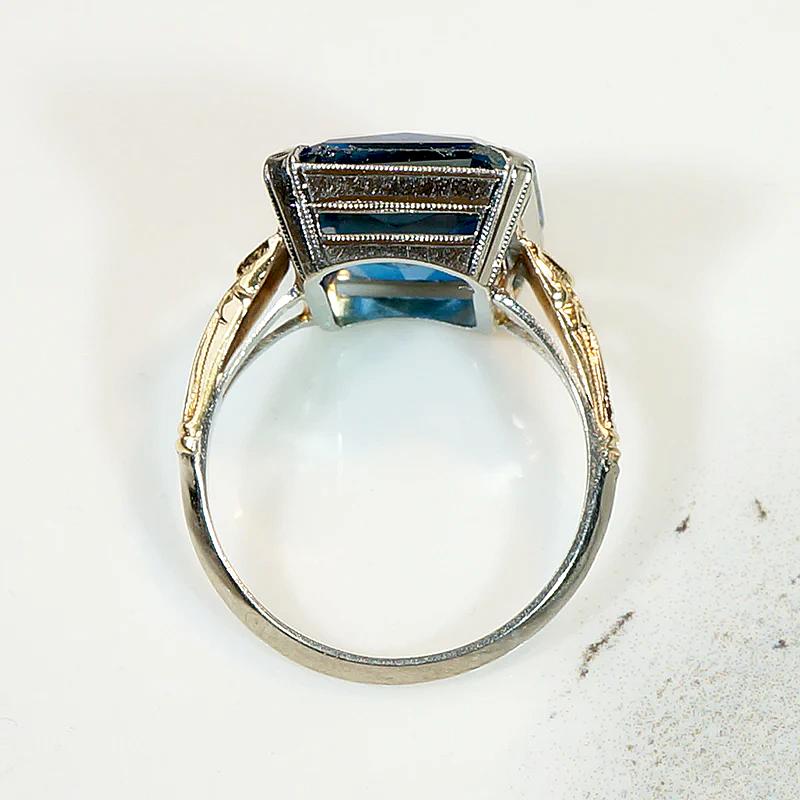 Gorgeous Sapphire Triplet in Engraved Two Tone RingGorgeous Sapphire Triplet in Engraved Two Tone Ring
