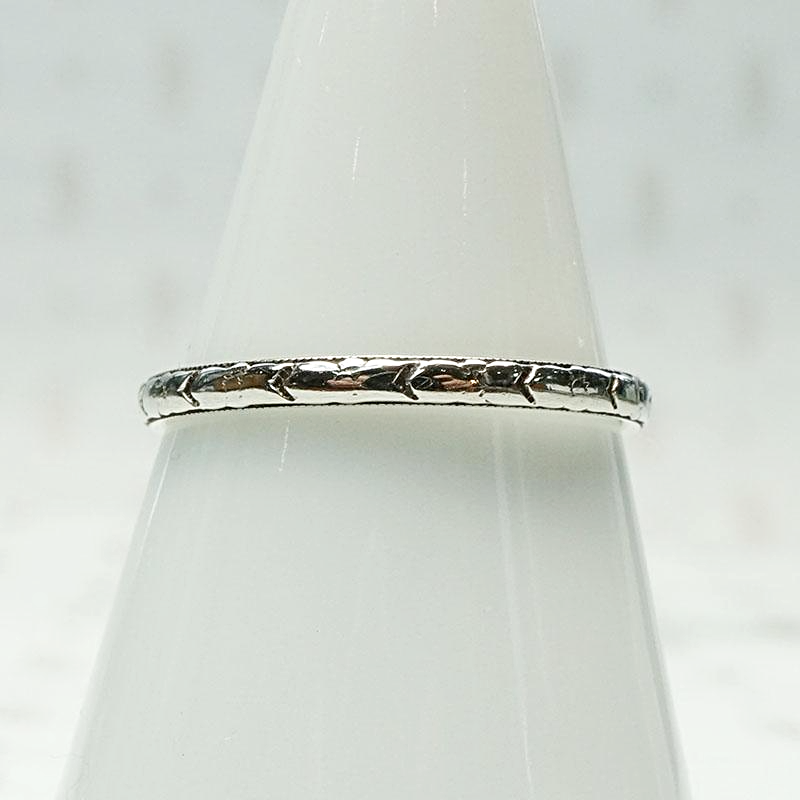 Dart & Flowers Art Deco White Gold Band