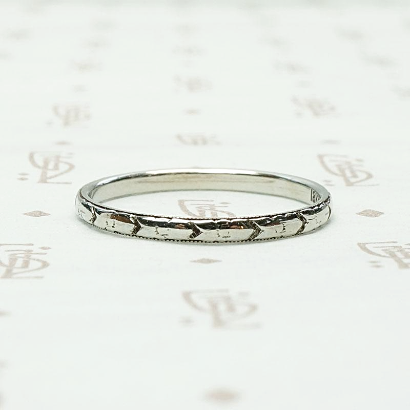Dart & Flowers Art Deco White Gold Band