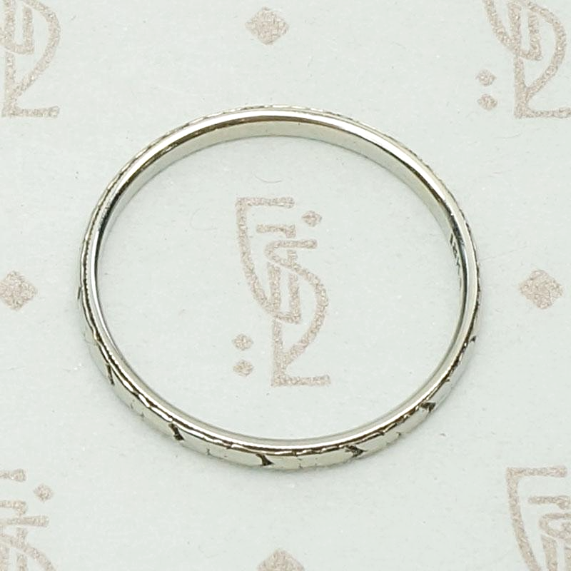 Dart & Flowers Art Deco White Gold Band