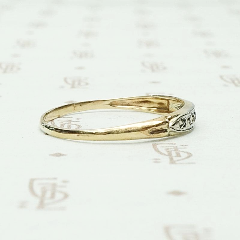Rose Cuts in Two Tone 1940s Band, side view