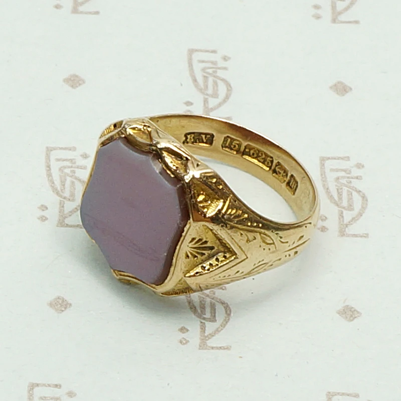 English Red Agate 15ct gold Edwardian Signet Ring. Hallmark view.