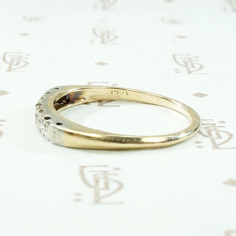 Pretty Two-Tone Diamond Wedding Band