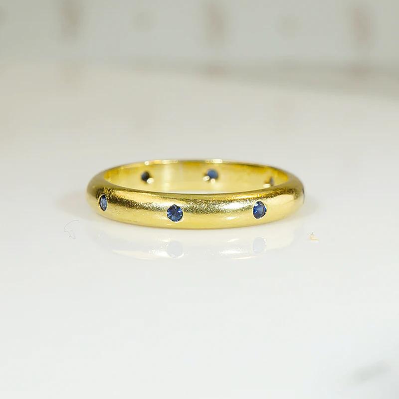 Lush Sapphire Studded 18k Gold Band