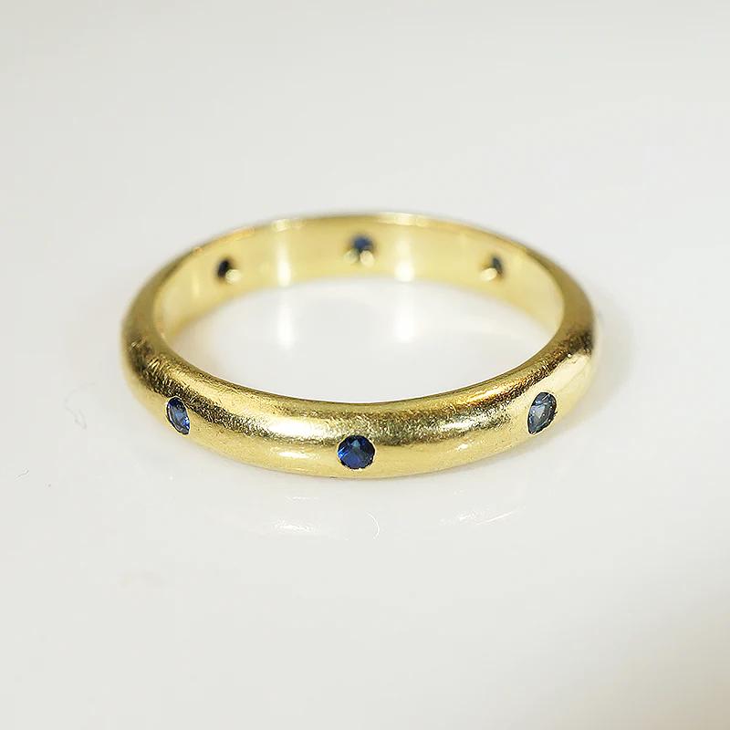Lush Sapphire Studded 18k Gold Band