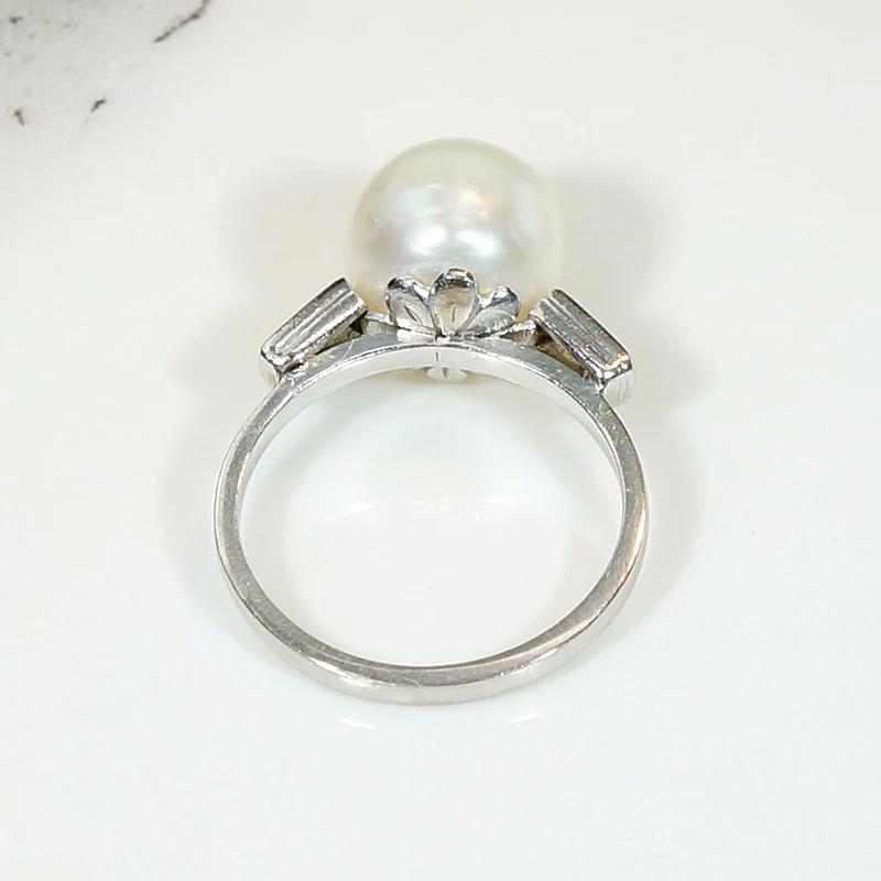 Sublime Natural Pearl in Platinum Ring